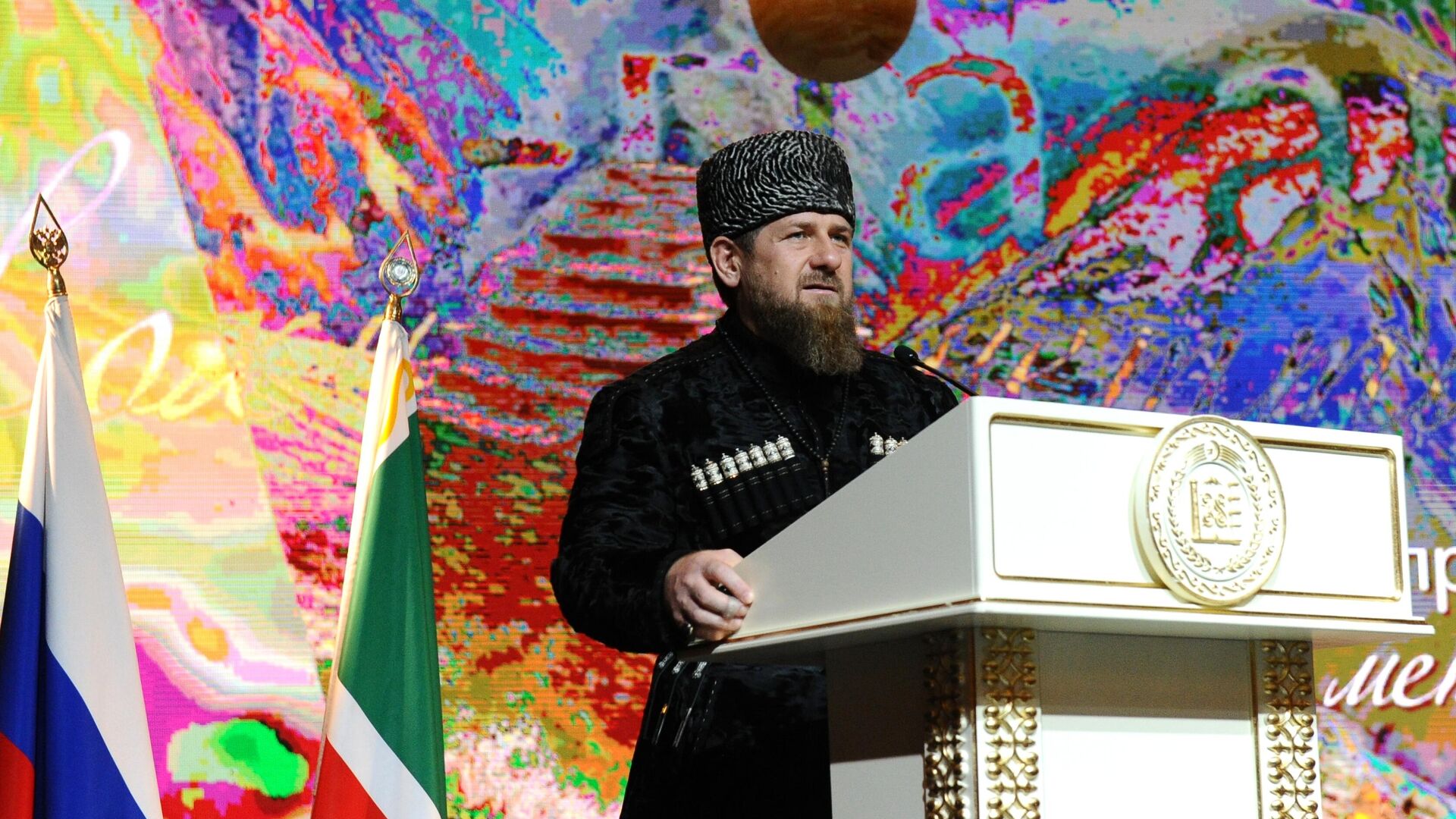 Глава Чеченской Республики Рамзан Кадыров выступает в Государственном театрально-концертном зале Грозного на праздновании Дня чеченского языка в Грозном - РИА Новости, 1920, 23.06.2021