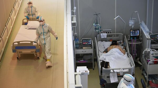 Медицинские работники и пациенты во временном госпитале для пациентов с COVID-19 в Москве