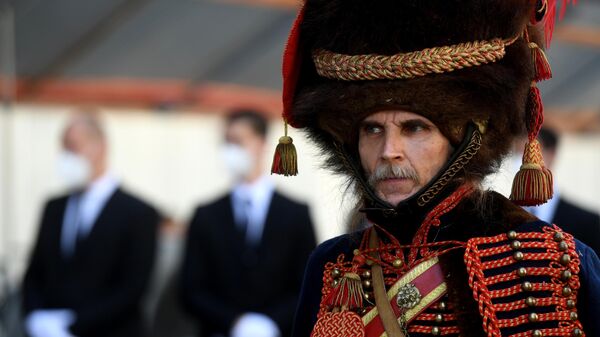 Актер на церемонии передачи останков соратника Наполеона генерала Гюдена