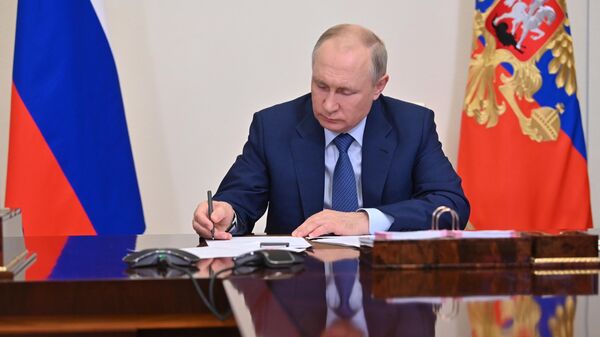 Президент РФ Владимир Путин во время совещания с членами правительства РФ 