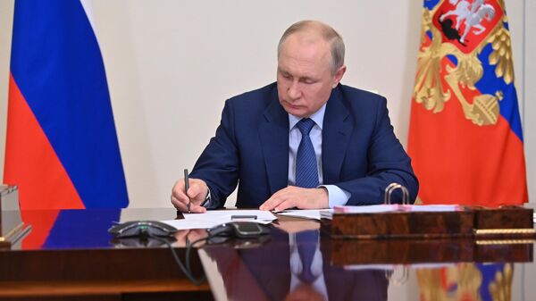 Президент РФ Владимир Путин во время совещания с членами правительства РФ 