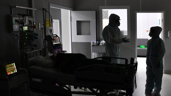 Медицинские работники во временном госпитале для пациентов с COVID-19 в конгрессно-выставочном центре Сокольники в Москве