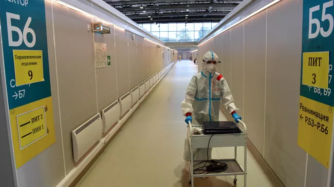 Медицинский работник во временном госпитале для пациентов с COVID-19 в конгрессно-выставочном центре Сокольники в Москве