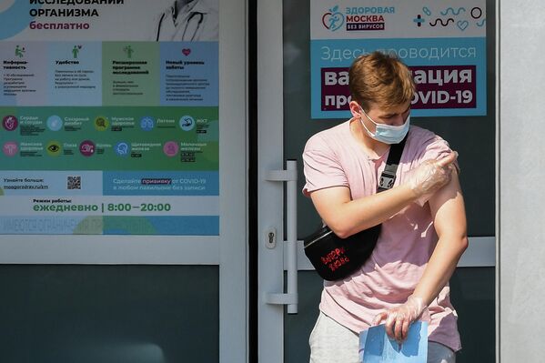 Житель Москвы выходит из павильона Здоровая Москва в парке Музеон после вакцинации от covid-19