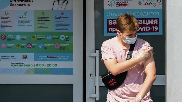 Житель Москвы выходит из павильона Здоровая Москва в парке Музеон после вакцинации от covid-19