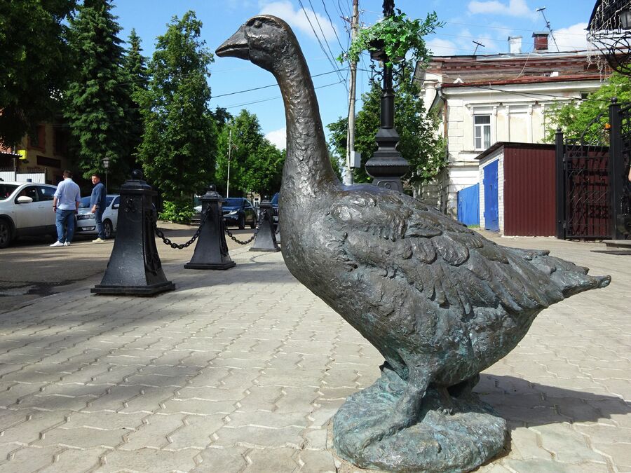 Памятник гусю у гостиницы Реавиль