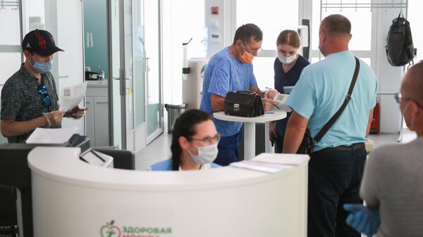 Жители Москвы пришли на вакцинацию от covid-19 в павильон Здоровая Москва в Парке Горького