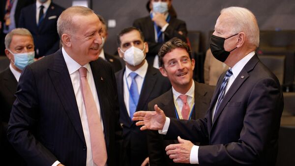 Президент США Джо Байден беседует с президентом Турции Реджепом Тайипом Эрдоганом перед пленарным заседанием саммита НАТО в штаб-квартире в Брюсселе 