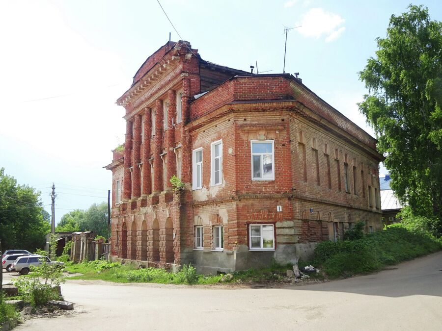 Дом-утюг  был построен для купца Василия Шкарина