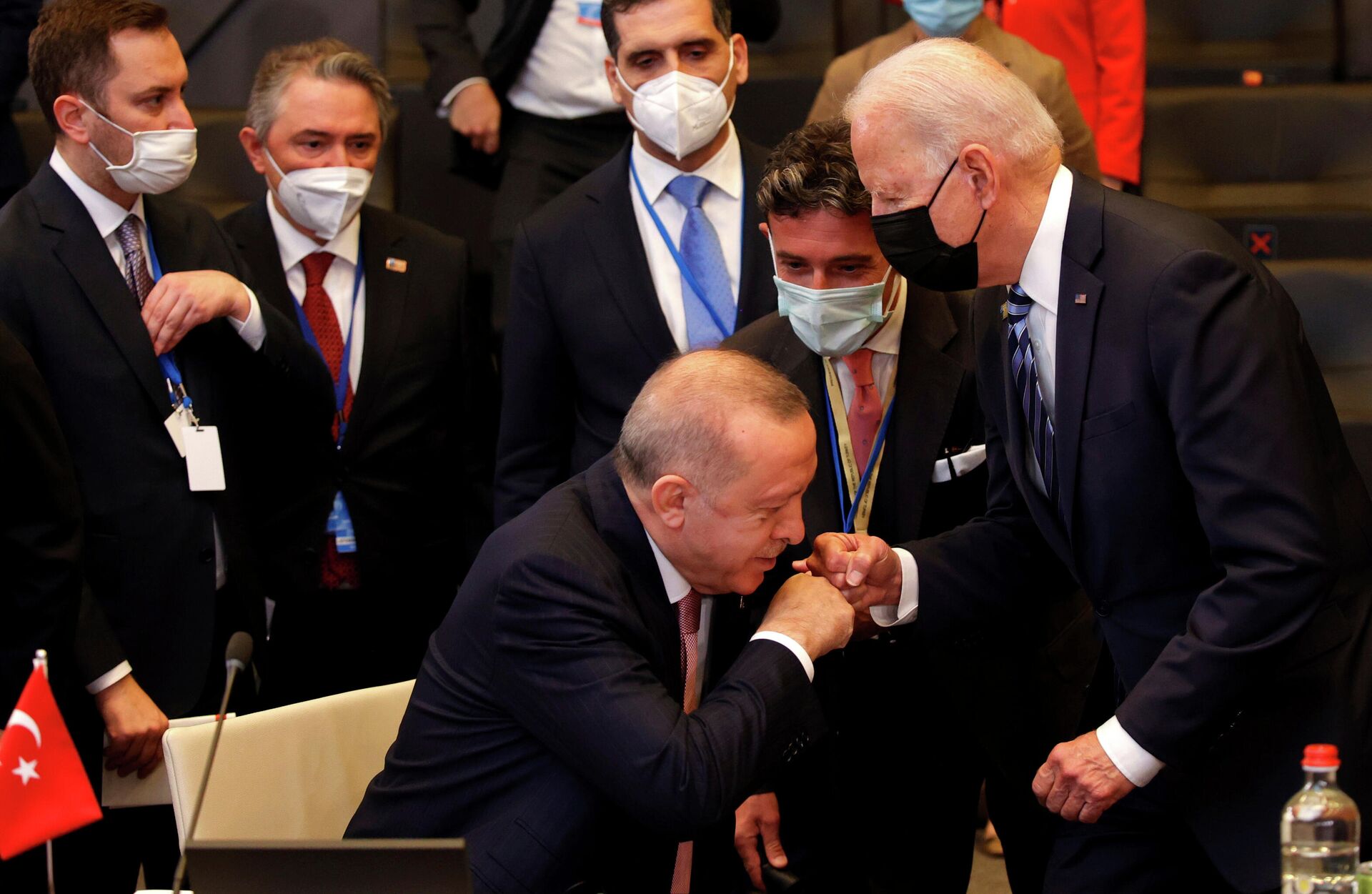 Президент США Джо Байден приветстует президента Турции Реджепа Тайипа Эрдогана на саммите НАТО в штаб-квартире в Брюсселе - РИА Новости, 1920, 23.06.2021