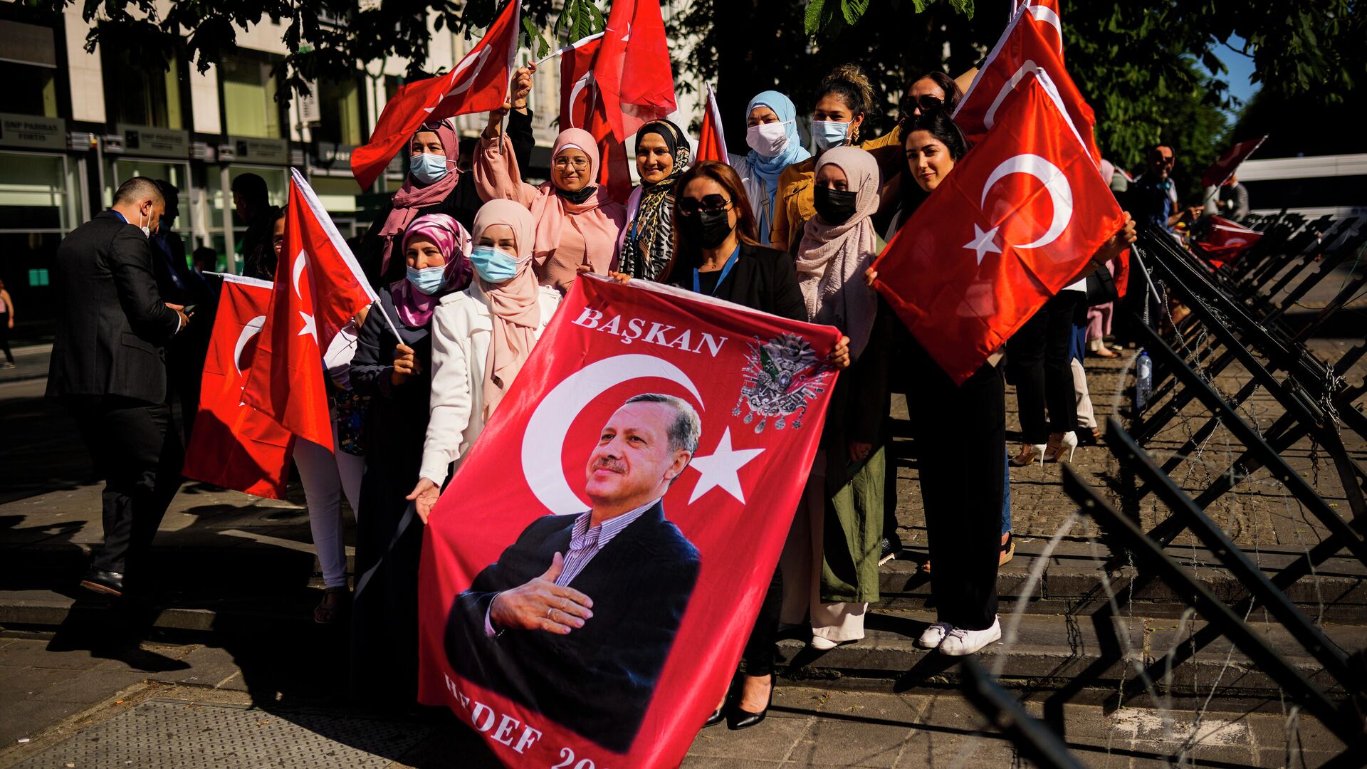 Сторонники президента Турции ожидают прибытия Реджепа Тайипа Эрдогана на саммит НАТО в Брюсселе - РИА Новости, 1920, 24.06.2021