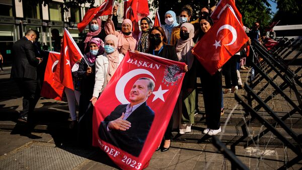 Сторонники президента Турции ожидают прибытия Реджепа Тайипа Эрдогана на саммит НАТО в Брюсселе