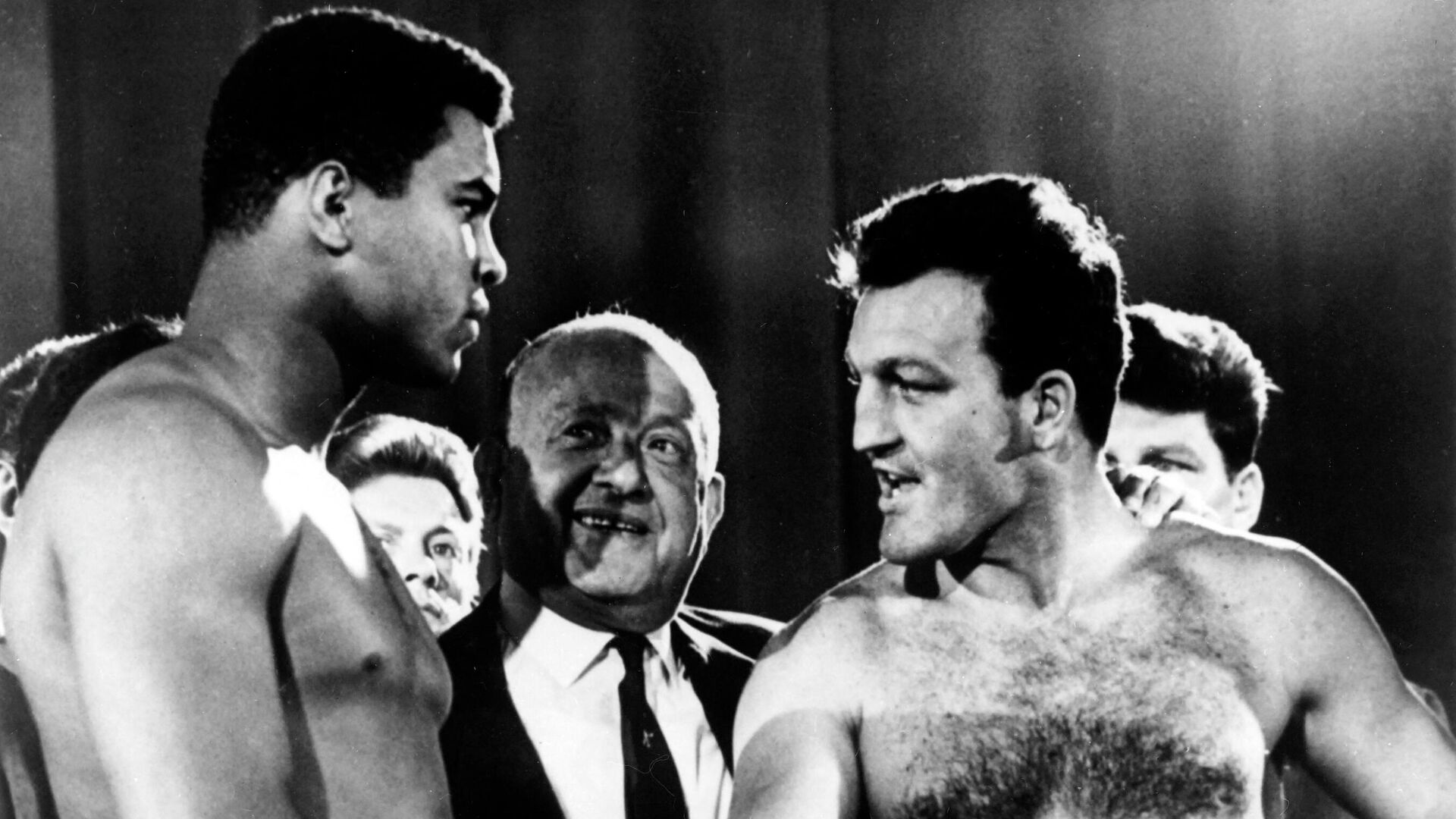 US Heavyweight boxer Muhammad Ali (L) and English Heavyweight boxer Brian London (R) shake hands before their fight at Earls Court Arena in London on August 6, 1966. -  (Photo by - / AFP) - РИА Новости, 1920, 23.06.2021