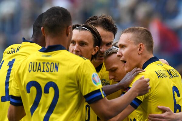 Футболисты сборной Швеции радуются забитому мячу