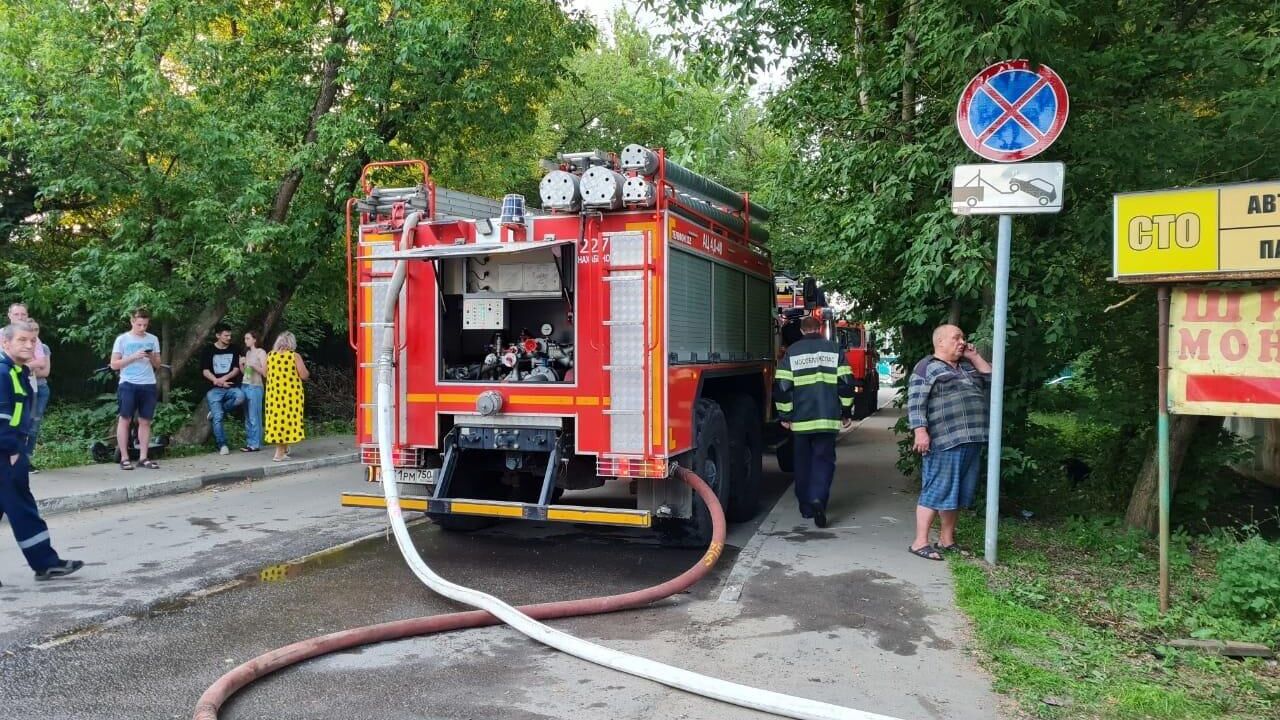 Сотрудники МЧС на месте пожара в здании автосервиса в Красногорске - РИА Новости, 1920, 24.06.2021