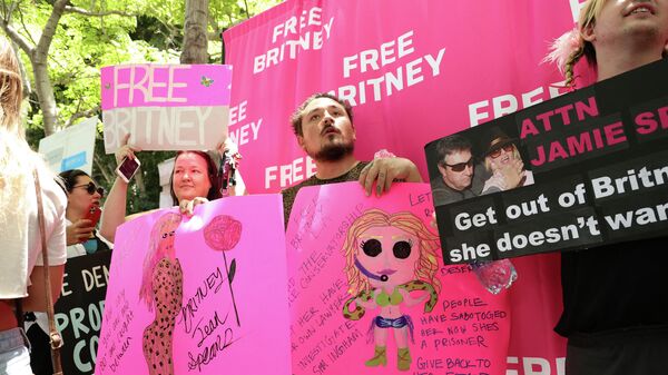 Поклонники Бритни Спирс митингуют возле здания суда перед слушанием по поводу опекунства поп-певицы
