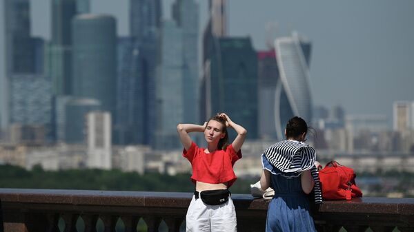 Девушки в жаркую погоду на Воробьёвской набережной