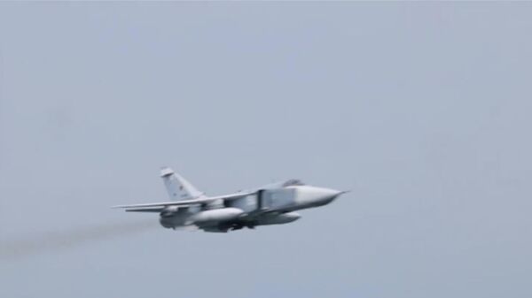 Российский самолет Су-24 пролетает рядом с эсминцем Defender Королевских ВМС Великобритании. Кадр из видео