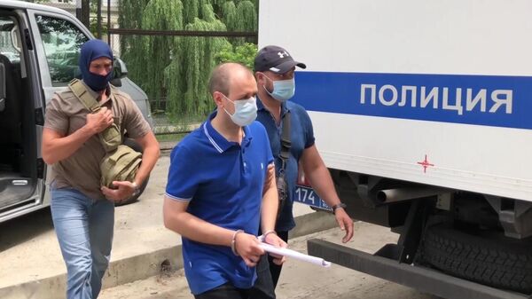 Жителя Симферополя, обвиняемого в деятельности в интересах разведывательных органов Украины, ведут в Киевский районный суд Симферополя