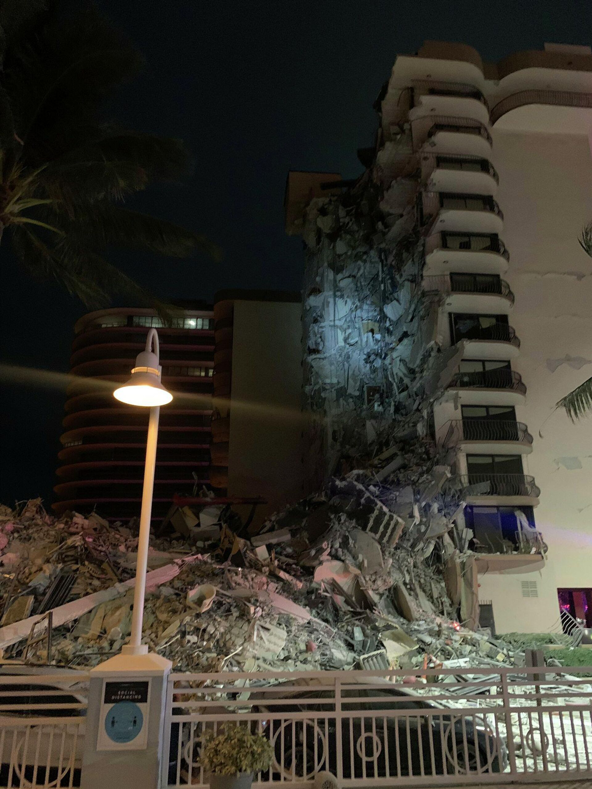 Частичное обрушение здания в городе Серфсайд под Майами (Флорида), США - РИА Новости, 1920, 25.06.2021