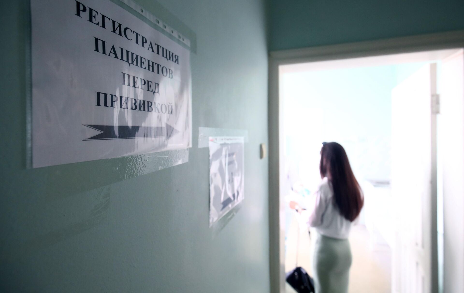 Девушка проходит регистрацию перед вакцинацией против короновирусной инфекции препаратом КовиВак - РИА Новости, 1920, 16.07.2021