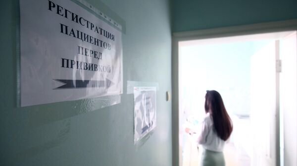 Девушка проходит регистрацию перед вакцинацией против короновирусной инфекции препаратом КовиВак