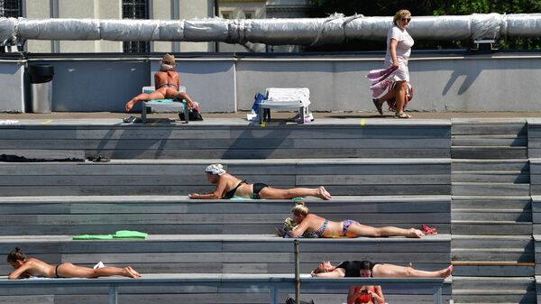 Посетители в бассейне Чайка в Москве в жаркий день