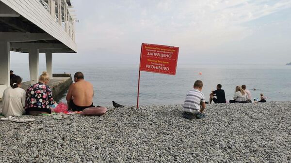 Отдыхающие в Ялте купаются в море, несмотря на запрет после наводнения