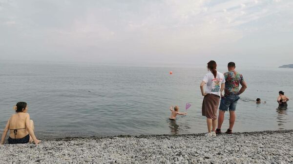 Отдыхающие в Ялте купаются в море, несмотря на запрет после наводнения