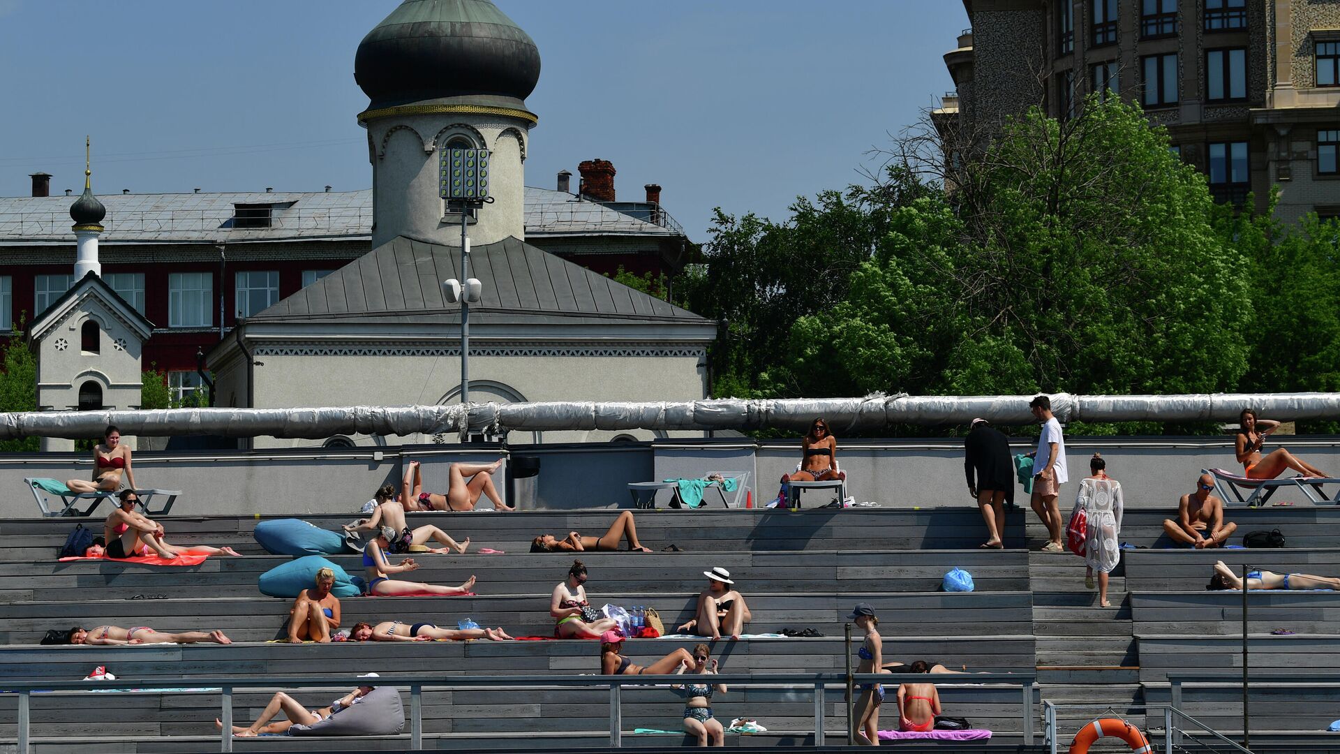 Посетители в бассейне Чайка в Москве в жаркий день - РИА Новости, 1920, 25.06.2021