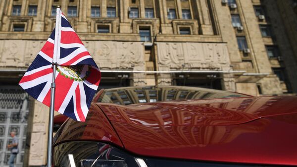 Автомобиль чрезвычайного и полномочного посла Великобритании Деборы Броннерт у здания МИД России