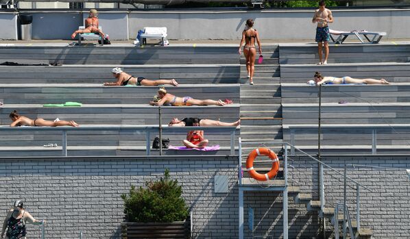 Посетители в бассейне Чайка в Москве в жаркий день