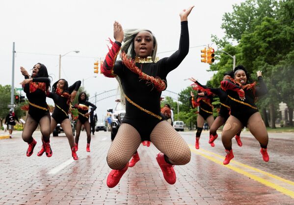 Танцоры из For The Love of Dance Studio во время парада посвященного Дню освобождения рабов в Техасе