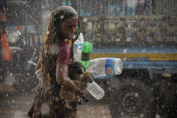 Женщина во время ливня в Дакке
