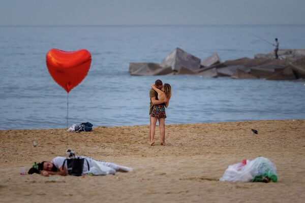 Пара рано утром на пляже в Барселоне
