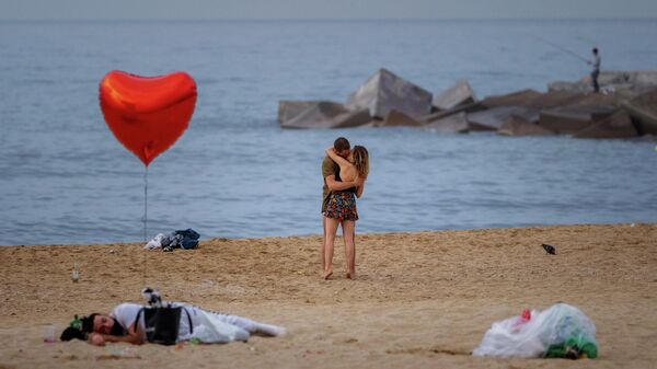 Пара, целующаяся на пляже