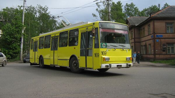Троллейбус Škoda 14TrM (ВМЗ) на ул. Левичева в Вологде