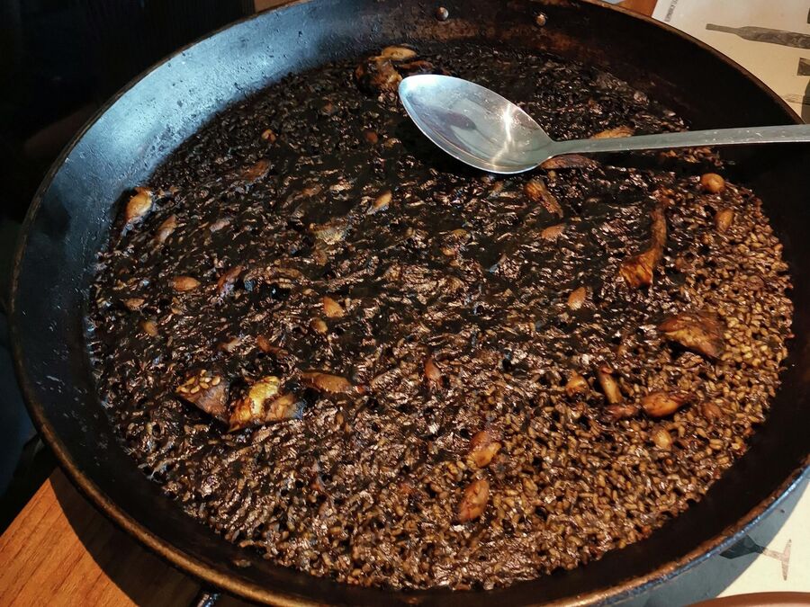 Знаменитый  черный рис арроз негро, это та же паэлья, но с каталонским характером