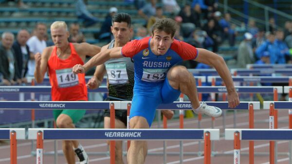 Сергей Шубенков (справа) в забеге на 110 метров с барьерами среди мужчин на чемпионате России по легкой атлетике в Челябинске.