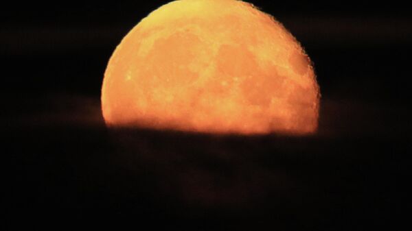 LIVE: В небе Аргентины наблюдают Клубничную луну