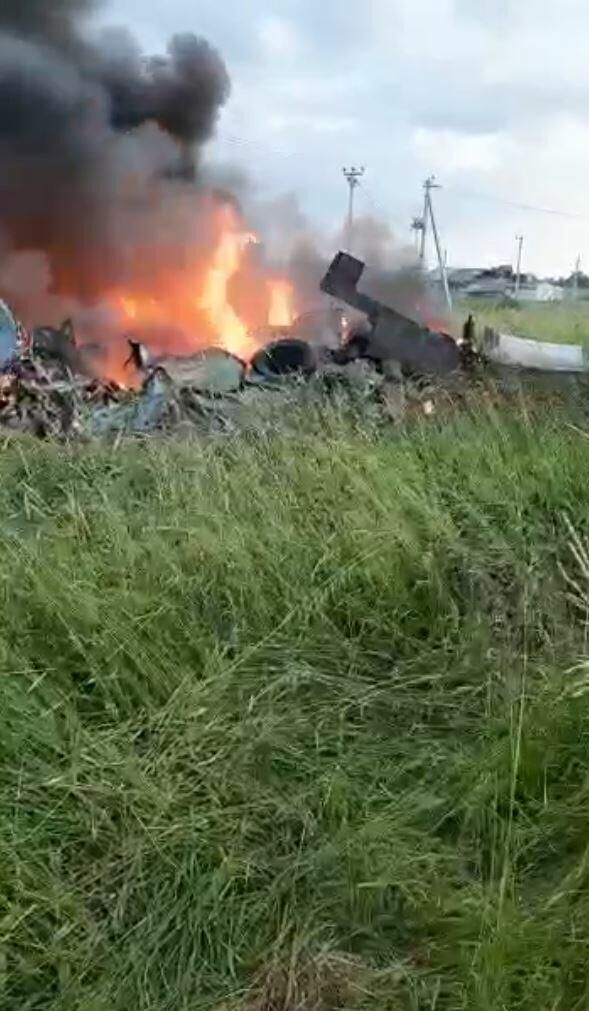 На месте крушения вертолета Ми-8 в Ленинградской области. Кадр из видео очевидца - РИА Новости, 1920, 25.06.2021