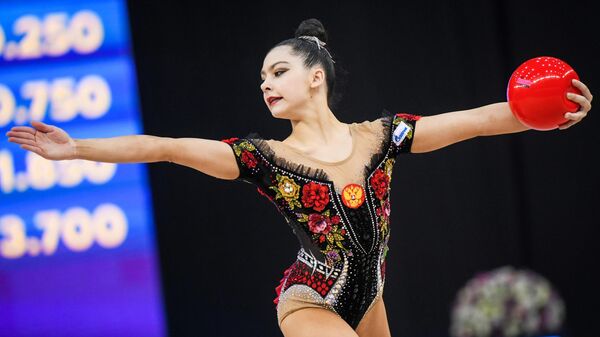 Лала Крамаренко (Россия) выполняет упражнения с мячом в индивидуальном многоборье на этапе Кубка мира по художественной гимнастике в Баку.