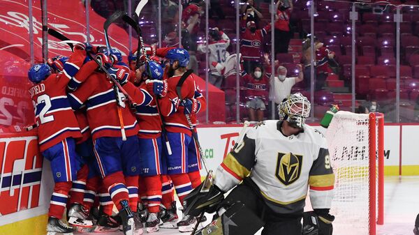 Хоккеисты Монреаль Канадиенс празднуют победу в матче с Вегас Голден Найтс