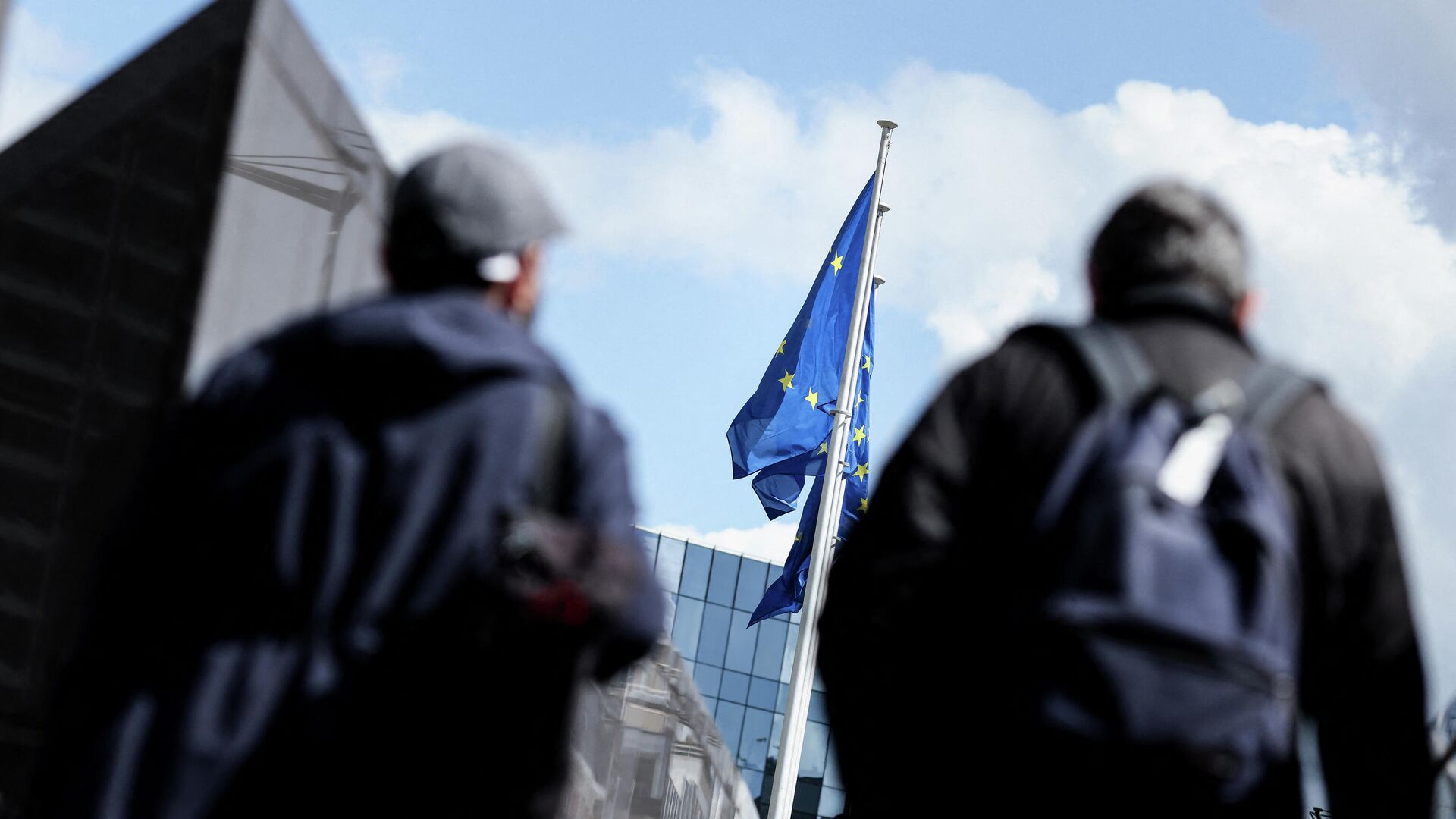 Флаги ЕС возле штаб-квартиры Европейской комиссии в Брюсселе - РИА Новости, 1920, 25.06.2021