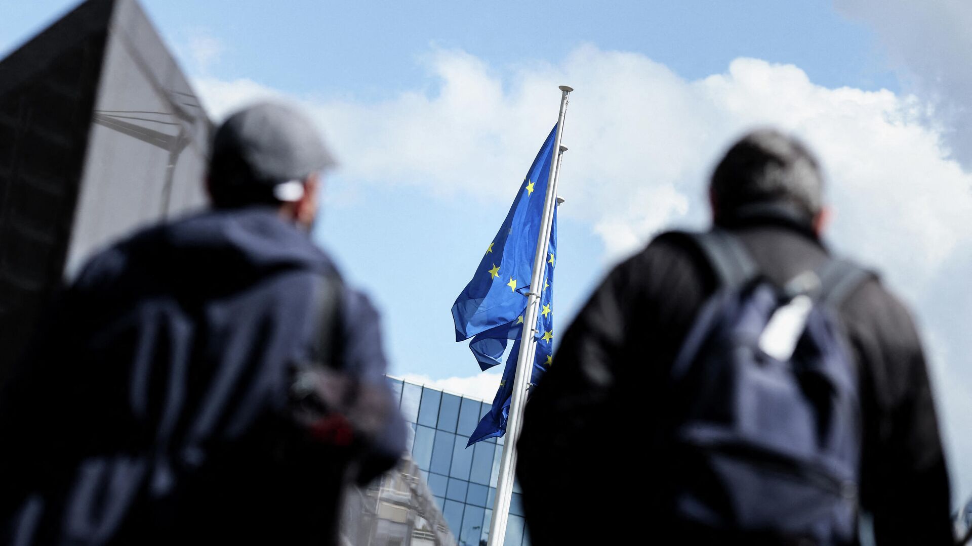 Флаги ЕС возле штаб-квартиры Европейской комиссии в Брюсселе - РИА Новости, 1920, 25.06.2021