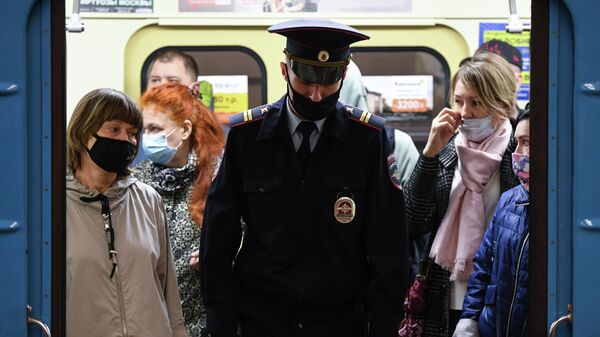 Сотрудник полиции в метро Новосибирска