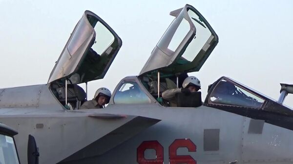 Лётчики истребителя-перехватчика МиГ-31К с гиперзвуковыми ракетами Кинжал перед вылетом в Сирию
