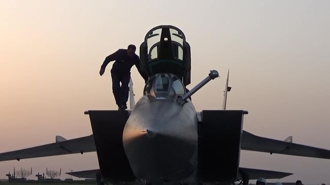 Истребитель-перехватчик МиГ-31К с гиперзвуковыми ракетами Кинжал перед вылетом в Сирию