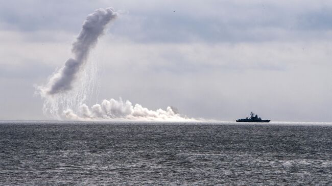 Военный корабль во время учений в акватории Японского моря