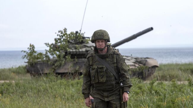 Военнослужащий во время учений на острове Сахалин
